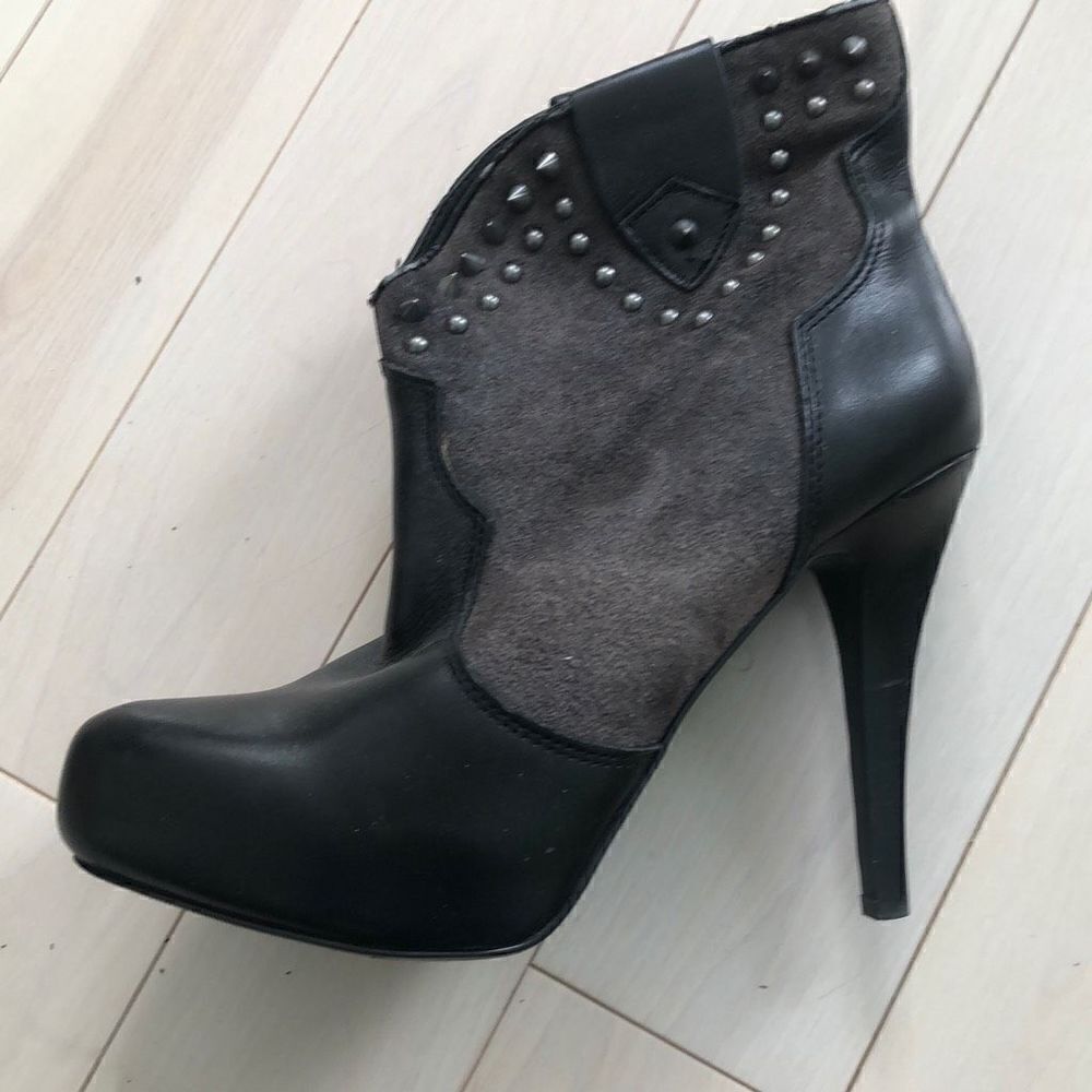Fergie Women's Studded Riveted Stiletto Ankle Boots Black & Gray Size 6.5 M